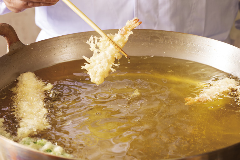 天ぷらを揚げている様子