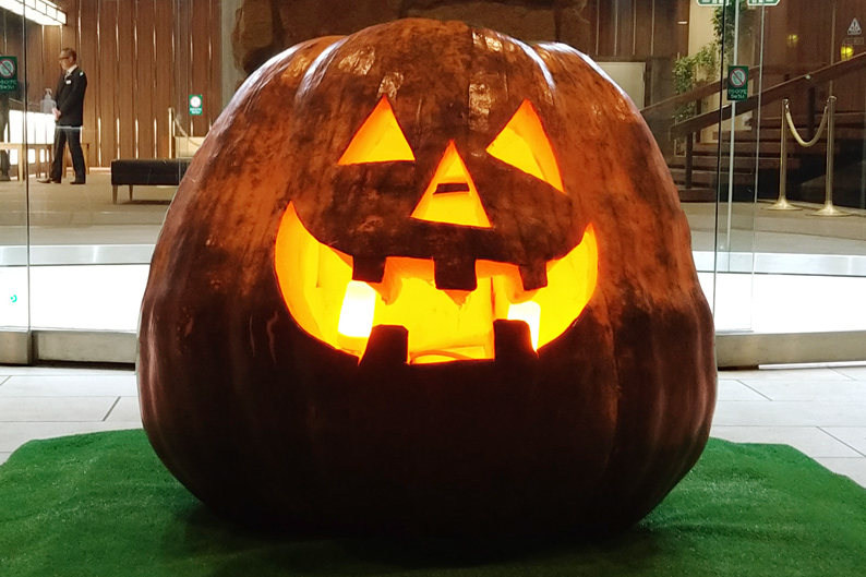 ジャンボかぼちゃで作ったジャック・オー・ランタンがホテルのエントランスに飾られています。