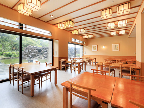 和食レストラン「生簀篭」の内観