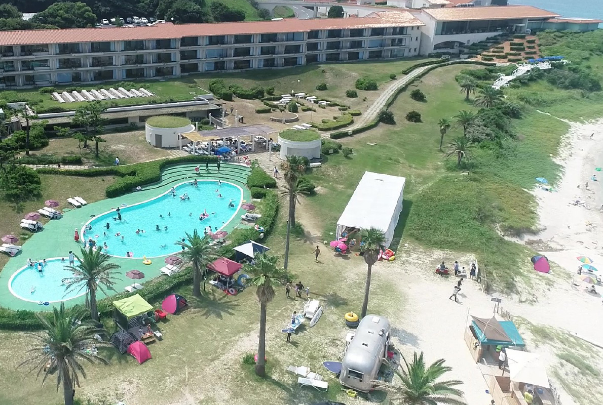 ホテル西長門リゾートの屋外プールとビーチの空撮写真です。