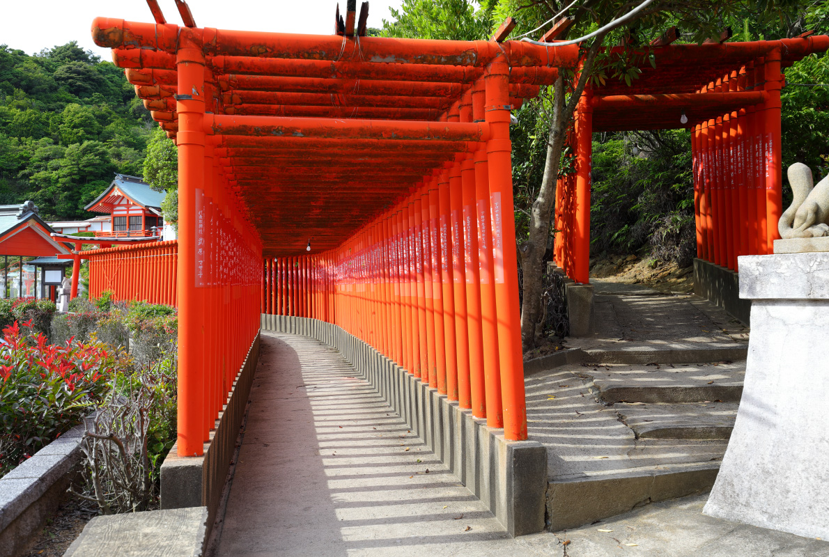 元乃隅神社の赤鳥居のイメージ写真です。